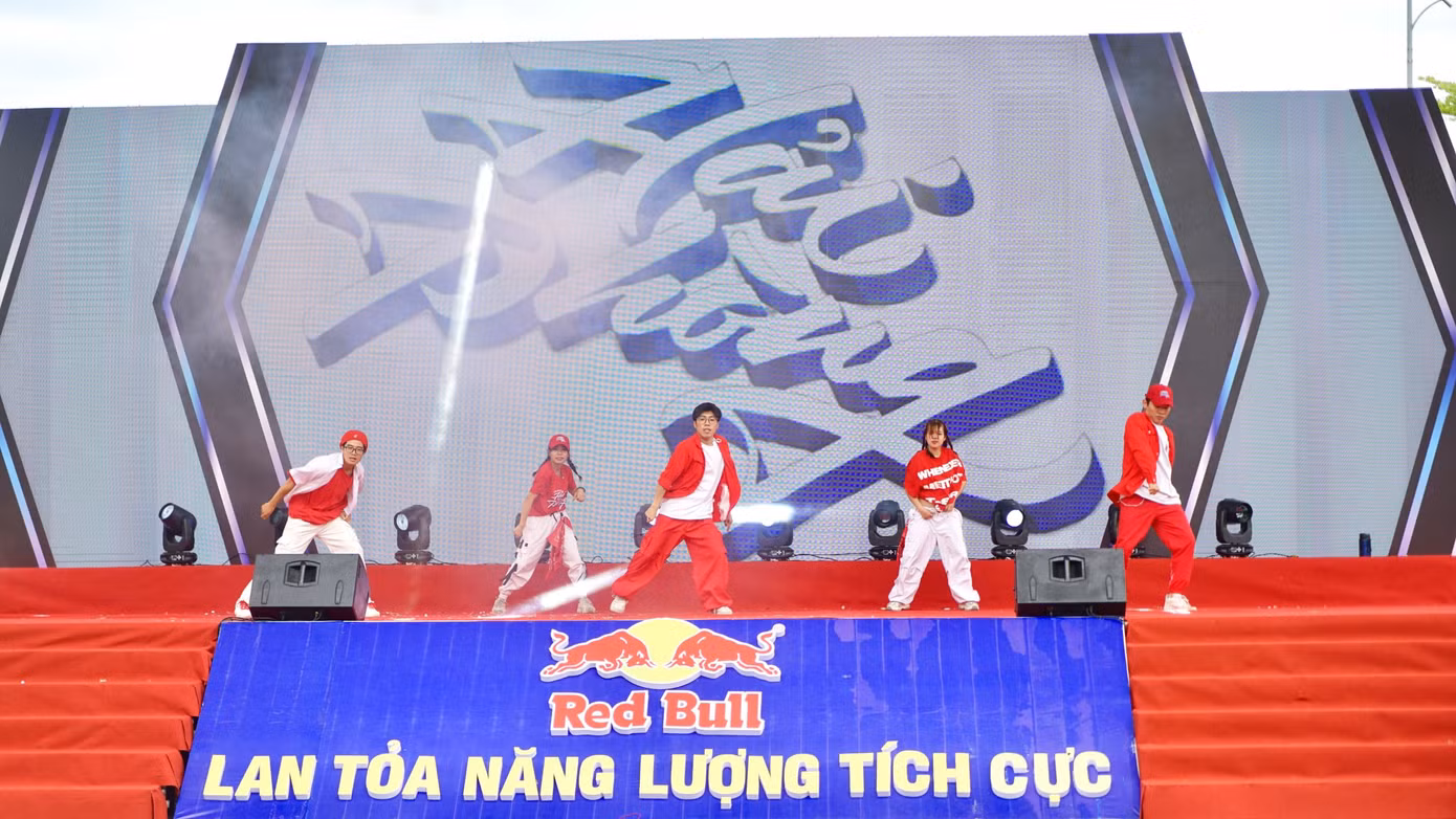 Các nhóm thanh niên công nhân tham gia với các tiết mục biểu diễn sôi động.
