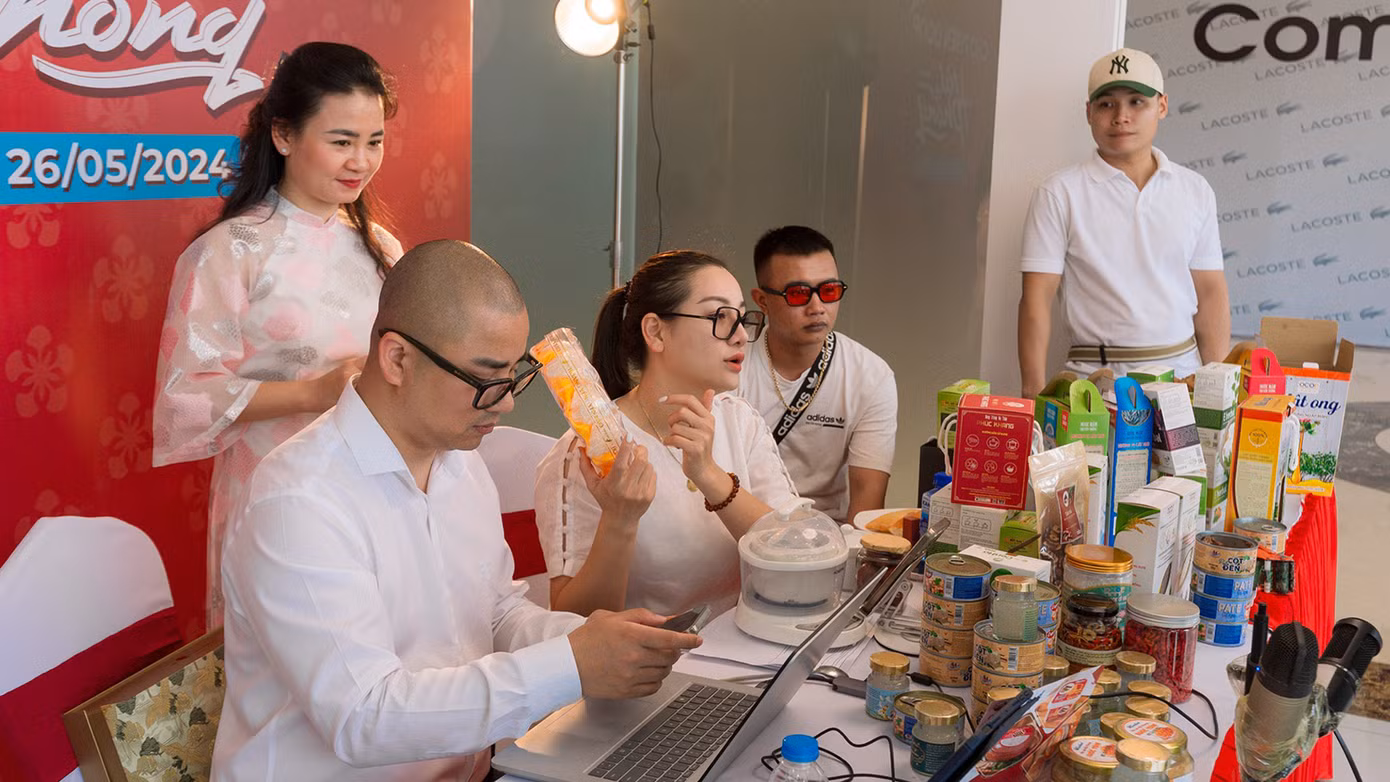 Các nhóm sáng tạo nội dung tổ chức livestream bán đặc sản Hải Phòng.