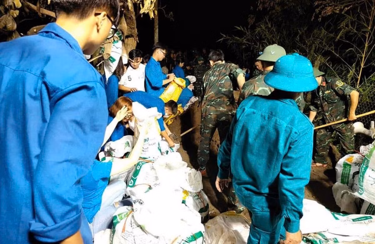 Đê bối bao bọc phía ngoài thấp hơn đê cấp quốc gia do đó, nước có thể tràn nhanh vào khu dân cư, lực lượng chức năng phải đắp 3 lớp bao cát cùng với gia cố cọc tre chắc chắn ngăn, hạn chế nước tràn.