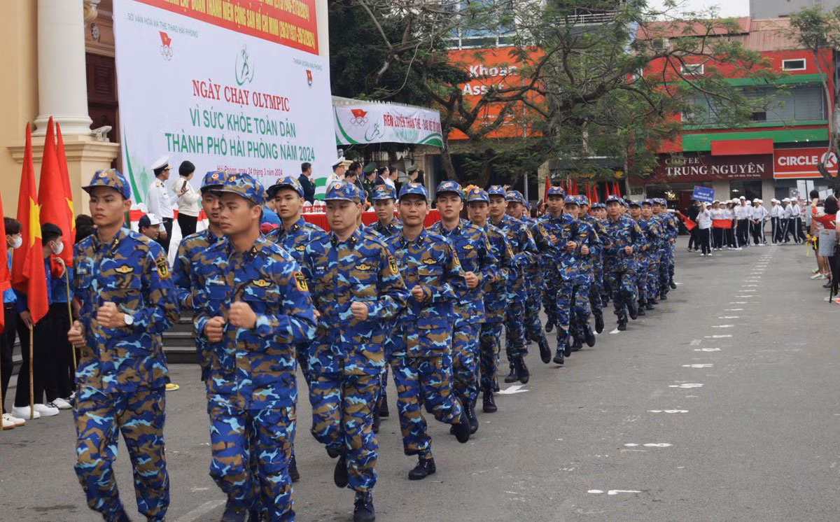 Lực lượng vũ trang, cán bộ công nhân viên tham gia ngày chạy. Lực lượng vũ trang, cán bộ công nhân viên tham gia ngày chạy.