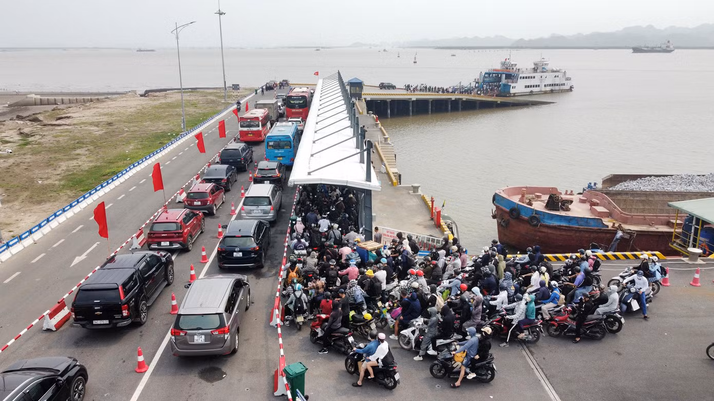 Bến phà Đồng Bài tái diễn cảnh ùn tắc dịp cao điểm 30/4-1/5/2024.