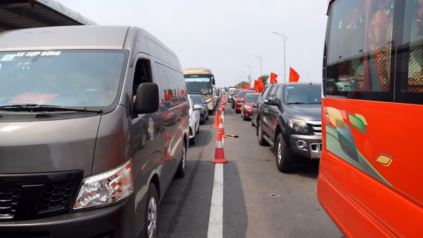 Cảnh ùn tắc kéo dài dịp đầu mùa du lịch hè Cát Bà năm 2024 tại bến phà Đồng Bài.