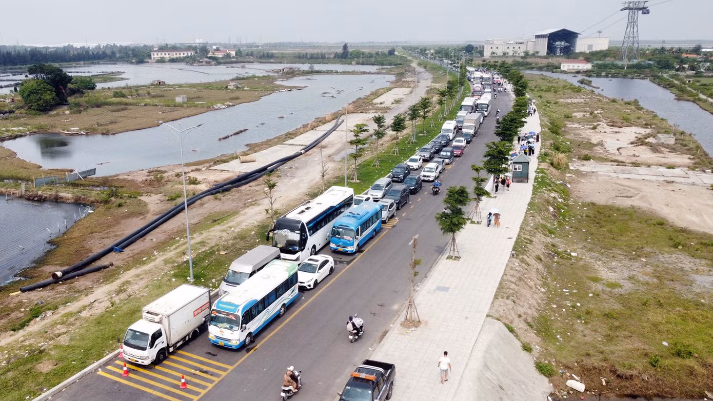 Cảnh ùn tắc kéo dài dịp đầu mùa du lịch hè Cát Bà năm 2024 tại bến phà Đồng Bài.