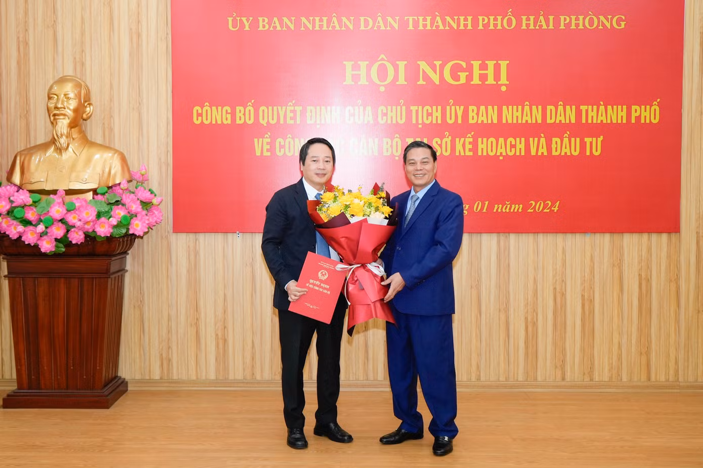 Chủ tịch UBND TP Hải Phòng trao quyết định bổ nhiệm ông Nguyễn Ngọc Tú - Chánh Văn phòng UBND thành phố giữ chức Giám đốc Sở KH&amp;ĐT.