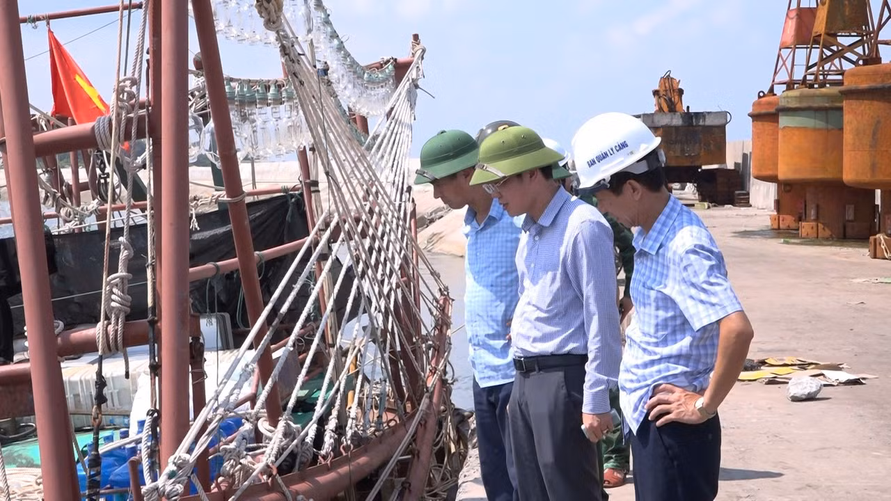 Lãnh đạo huyện Bạch Long Vĩ kiểm tra công tác phòng chống bão.