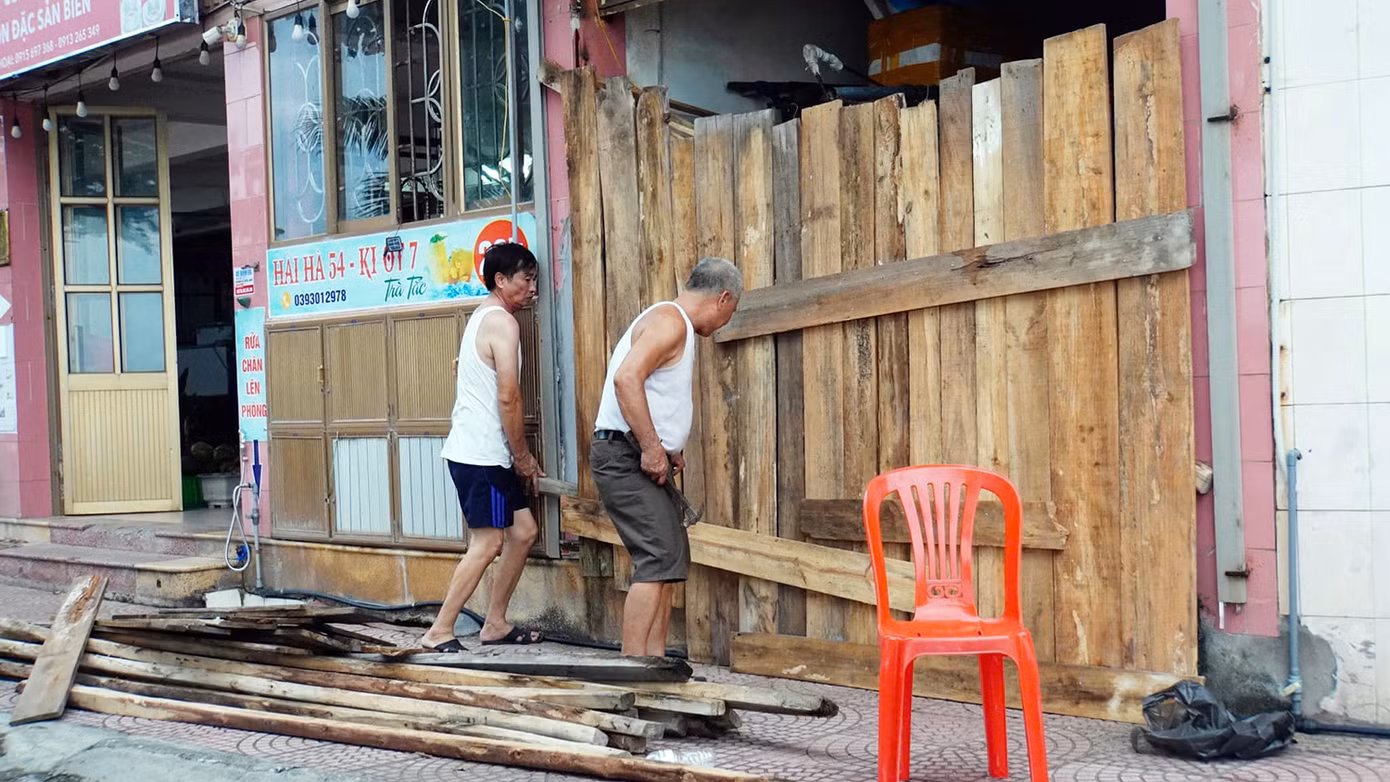 Với kinh nghiệm nhiều năm phòng chống các cơn bão, nhiều người ở Đồ Sơn dùng ván gỗ tạm thời đóng chặt cửa ra vào nhà hàng. Với phương án này, nhà cửa sẽ hạn chế tối đa bị sóng biển hoặc gió bão gây hư hại về vật chất.