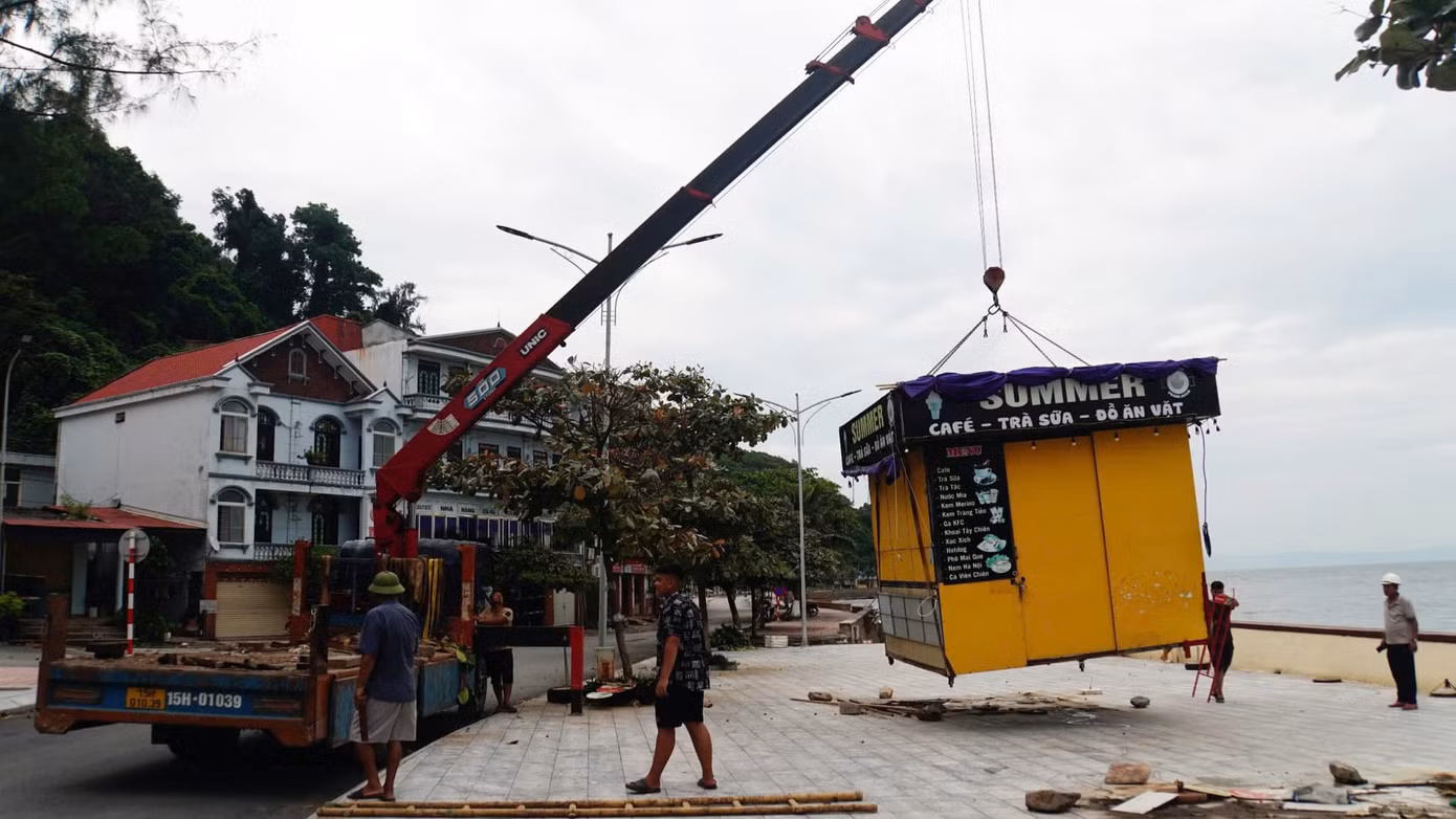 Trong khi đó, UBND quận Đồ Sơn huy động lực lượng, thiết bị hỗ trợ các cơ sở kinh doanh dịch vụ di chuyển các ki-ốt trên phố đi bộ ven biển về khu vực an toàn, tránh gió nhằm giảm thiểu thiệt hại về tài sản.