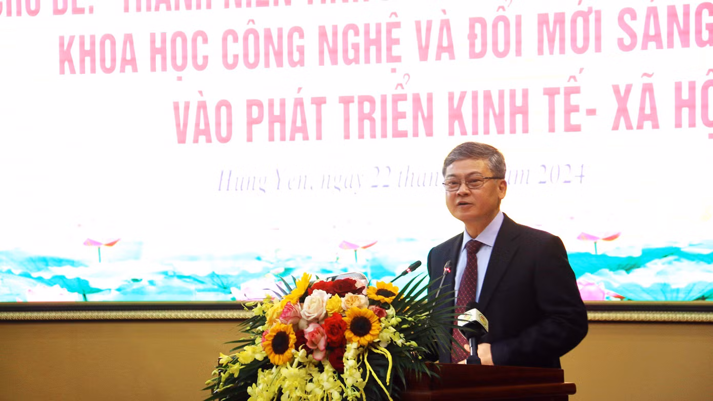 Ông Nguyễn Duy Hưng - Phó Chủ tịch UBND tỉnh Hưng Yên phát biểu tại hội nghị tiếp xúc với đoàn viên thanh niên tỉnh.