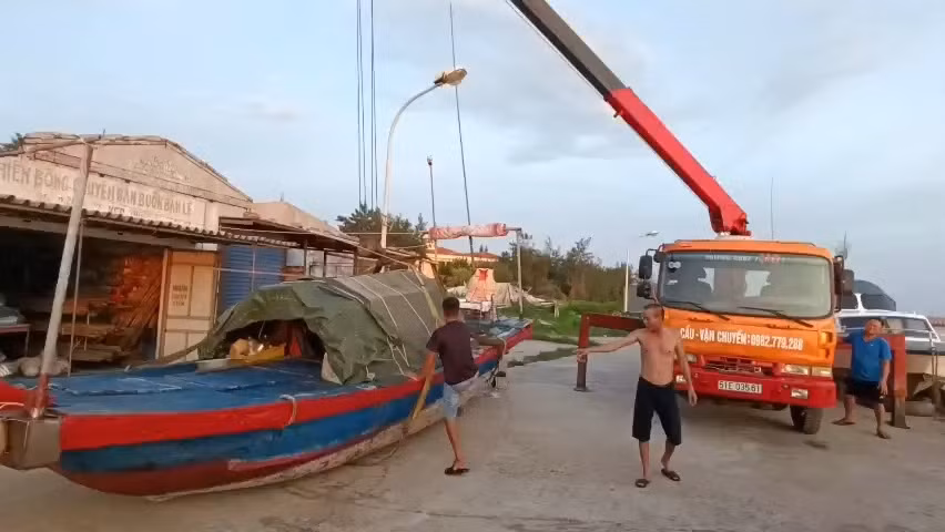 Lực lượng chức năng thực hiện các phương án phòng chống bão số 3 tại huyện đảo Bạch Long Vĩ. Ảnh: Hà Tuấn