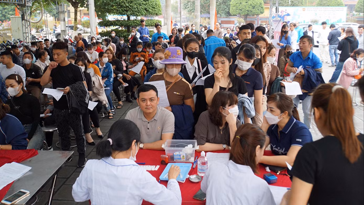 Ngày hội không chỉ thu hút các bạn trẻ, đoàn viên thanh niên mà còn thu hút rất nhiều cán bộ hưu trí, người lao động, công nhân... tham gia hiến máu tình nguyện.