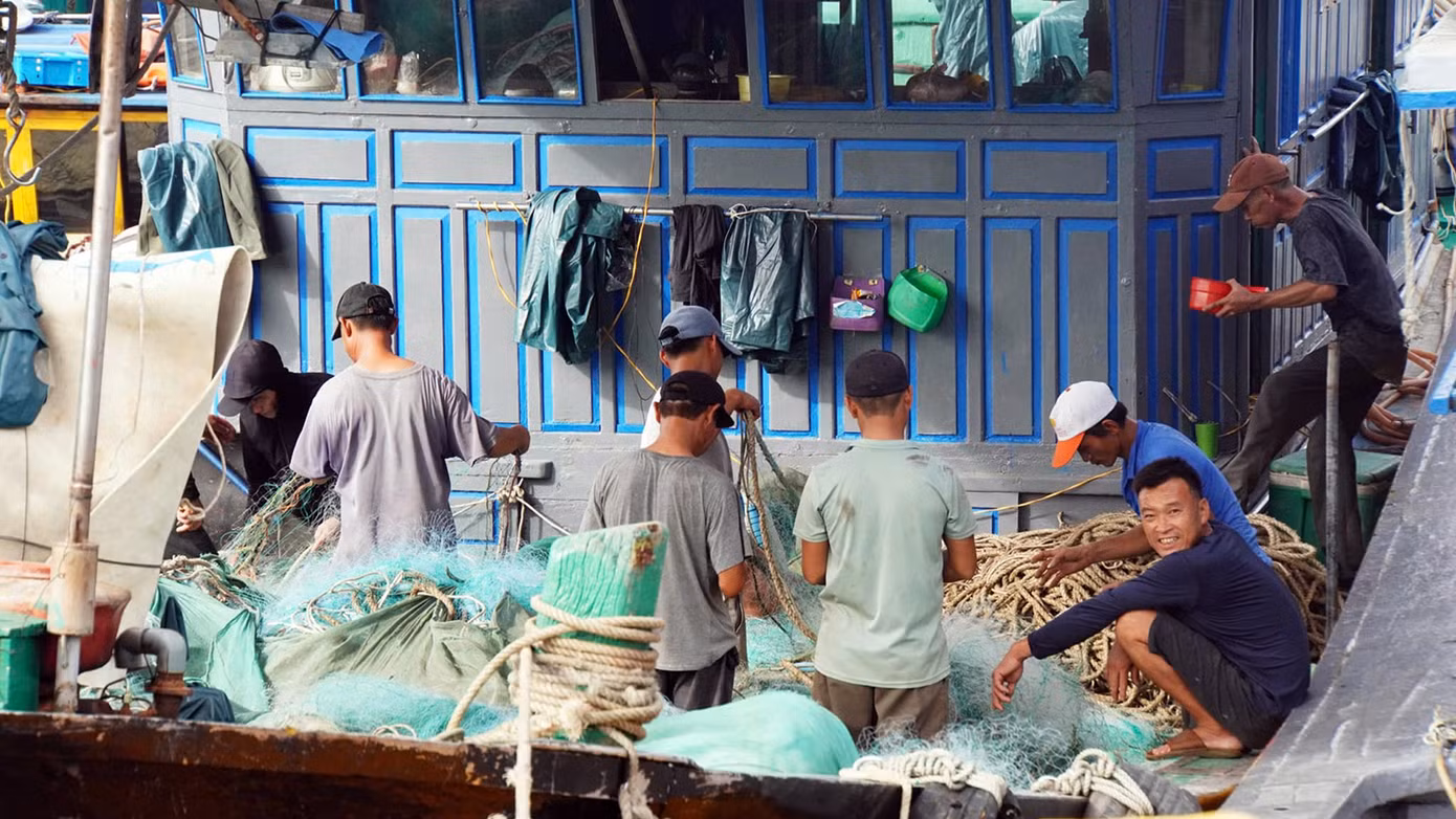 Một số ngư dân tranh thủ thời gian buổi chiều thu dọn lưới đánh cá, các trang thiết bị, tài sản trước khi bão đổ bộ đất liền.