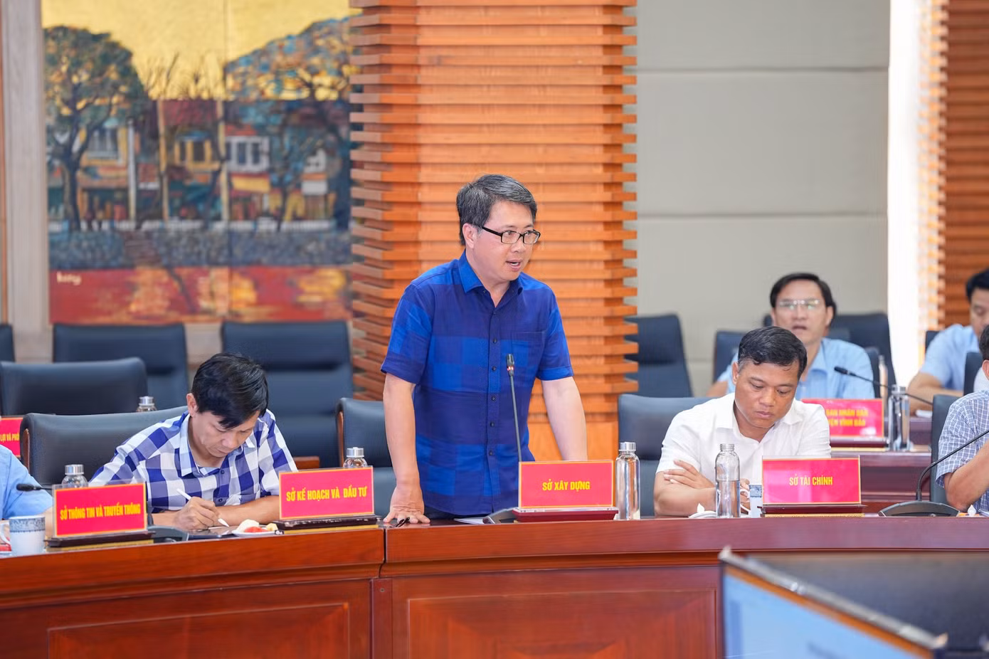Ông Nguyễn Thành Hưng - Giám đốc Sở Xây dựng thông tin về phương án chuẩn bị nơi ở cho các hộ thuộc diện phải di cư tránh bão.