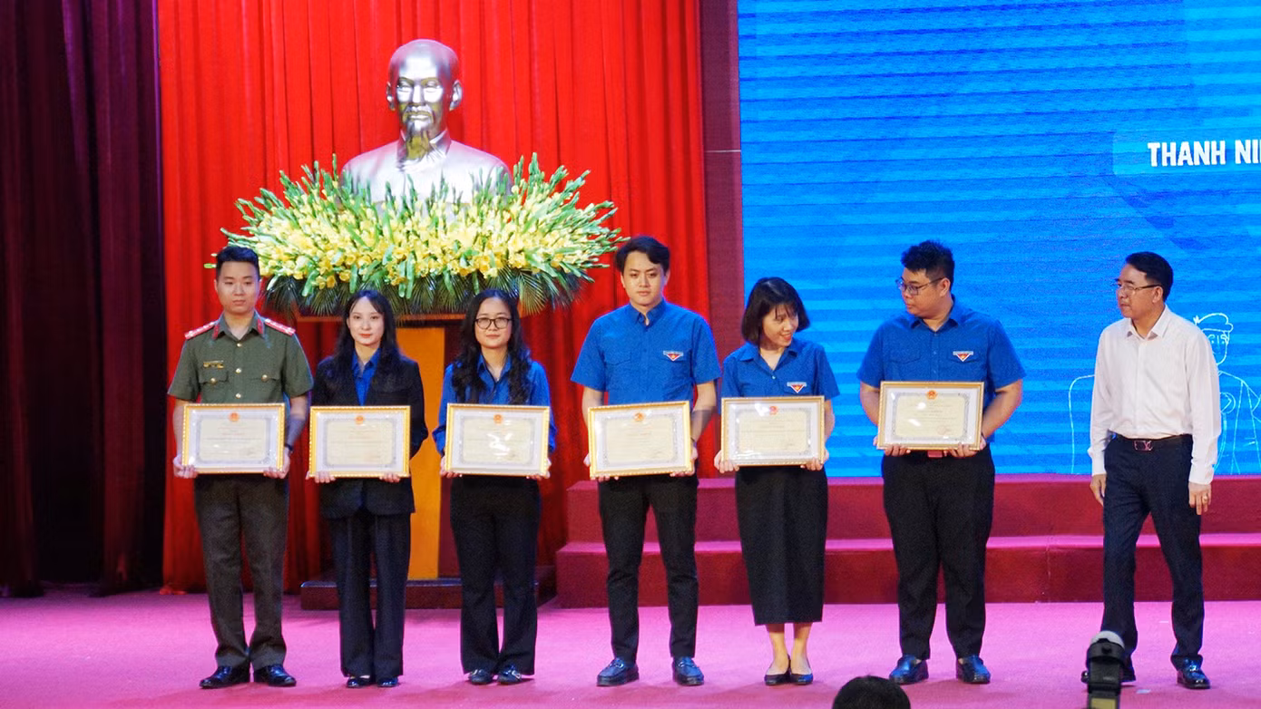 UBND TP Hải Phòng trao bằng khen cho tập thể, cá nhân có thành tích xuất sắc trong Tháng Thanh niên 2024.