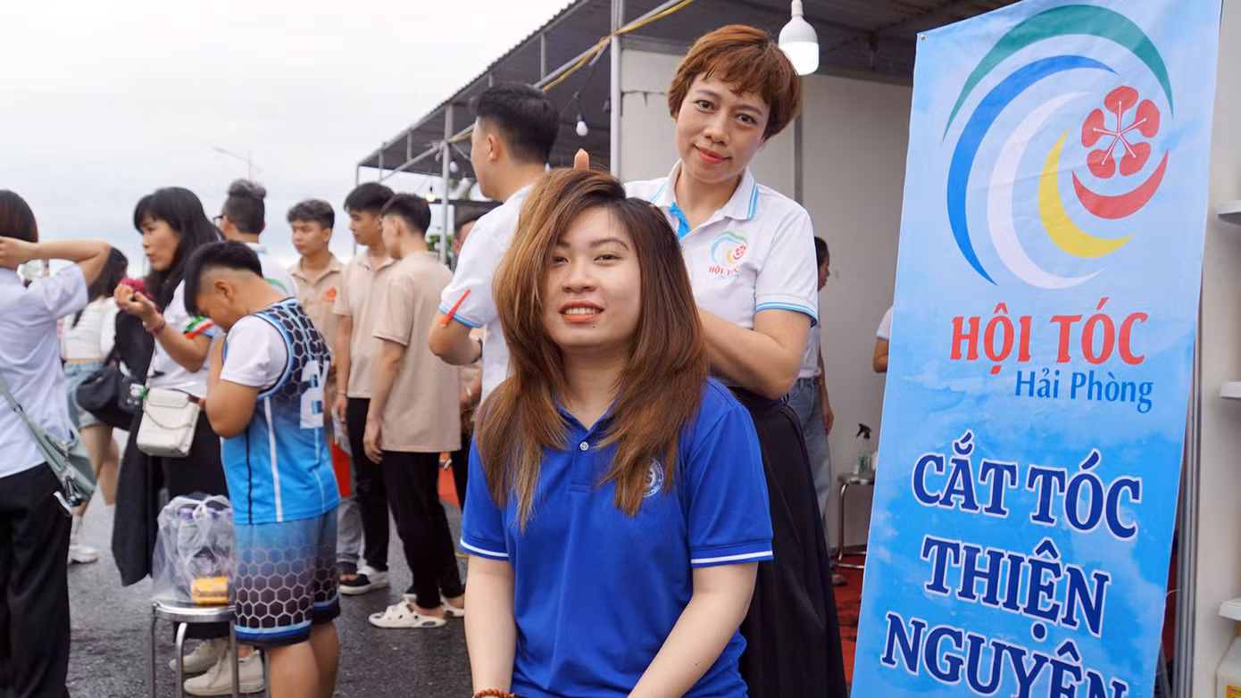 Hội tóc Hải Phòng tổ chức cắt tóc cho thanh niên công nhân tham gia ngày hội.