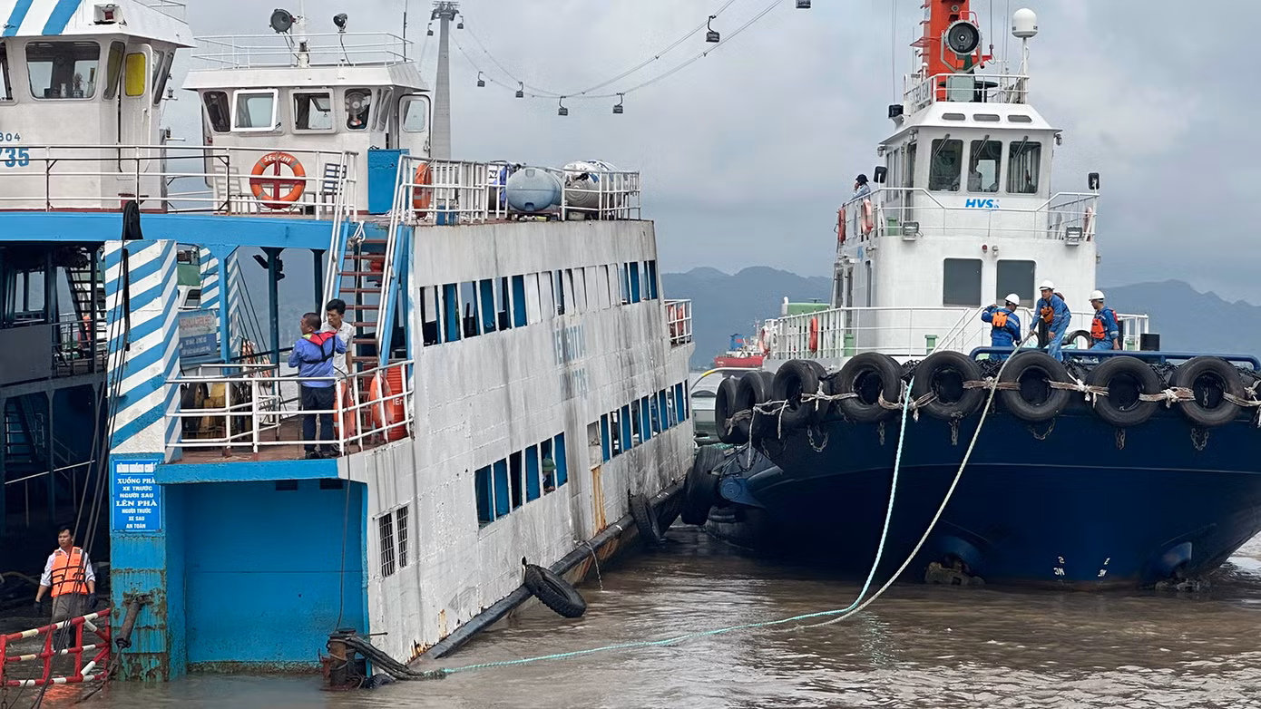 Lực lượng chức năng tổ chức các biện pháp khắc phục sự cố phà trên bến Đồng Bài.