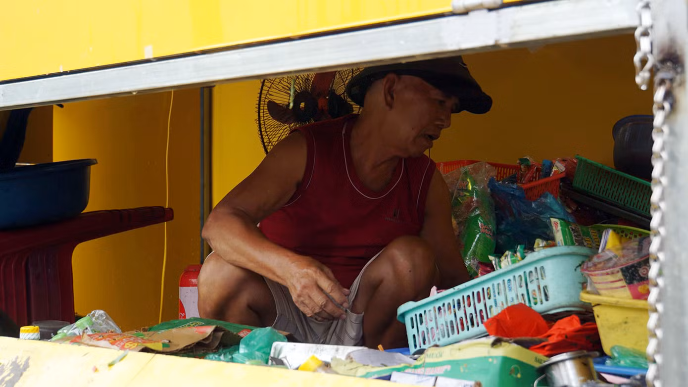 Nhiều người tranh thủ thu dọn đồ đạc, tài sản còn lại tại ki-ôt bán hàng.