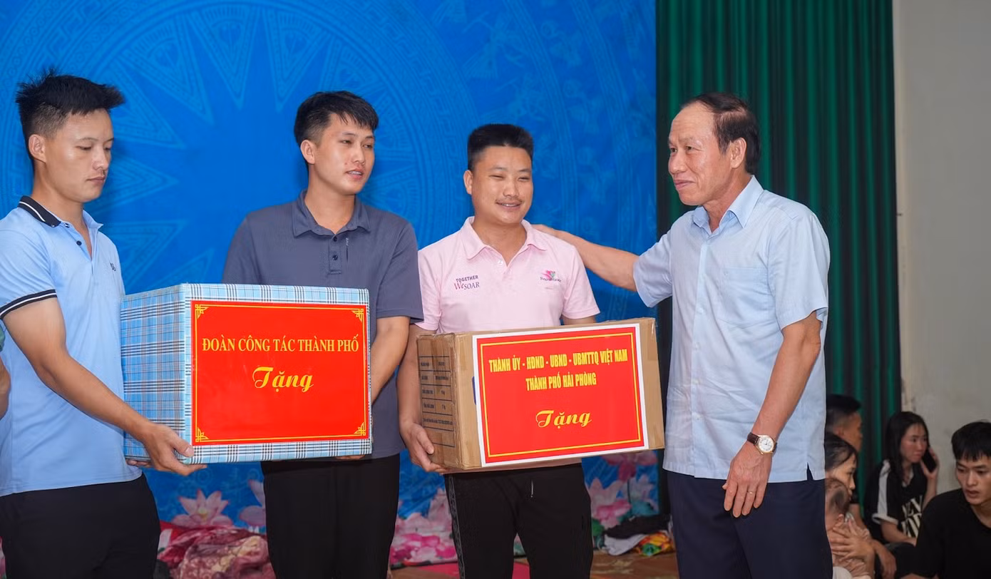 Bí thư Thành ủy Hải Phòng cũng đã thăm hỏi, tặng quà cho các hộ dân phải di dời chỗ ở có người cao tuổi, trẻ nhỏ...