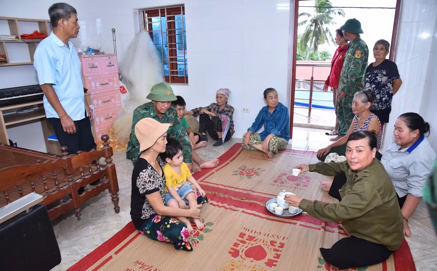 Ngày 6/9, các quận huyện trên địa bàn TP Hải Phòng đã khẩn trương vận động, hỗ trợ người dân ở các khu vực trọng yếu, nguy cơ ngập lụt di dời đến nơi tạm trú an toàn trước khi bão số 3 (YAGI) đổ bộ vào đất liền.