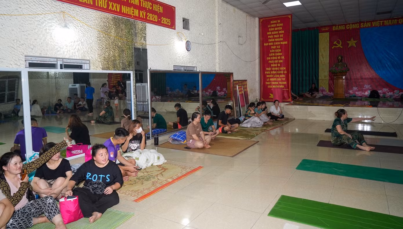 Tại xã Lập Lễ (huyện Thủy Nguyên), các hộ dân ở khu vực có nguy cơ bị ảnh hưởng bởi bão cũng đã được chính quyền các cấp hỗ trợ di dời tới trường học, trụ sở cơ quan tạm trú tránh bão.
