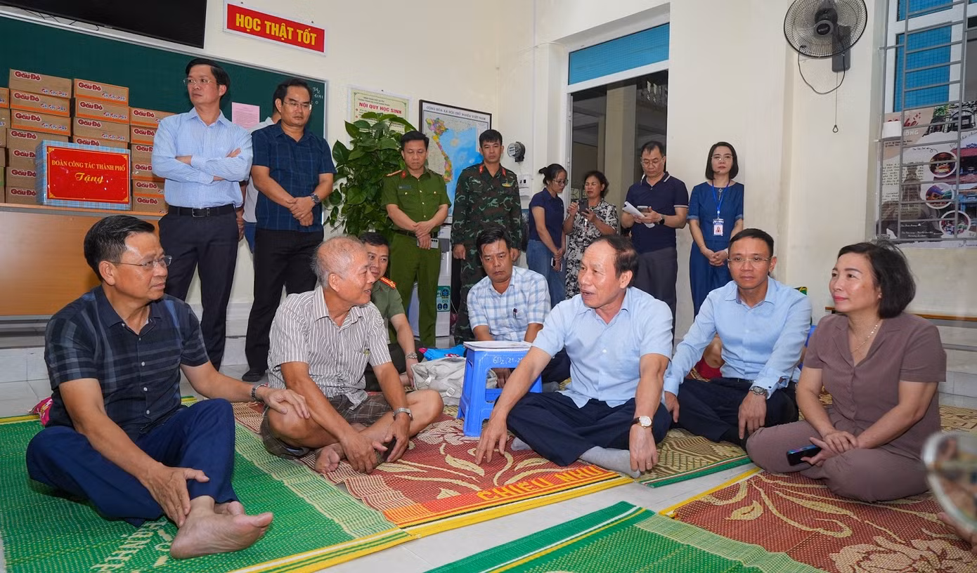 Tối 6/9, ông Lê Tiến Châu - Bí thư Thành ủy Hải Phòng cùng đoàn công tác đã tới thăm hỏi, động viên hàng nghìn người dân tại quận Ngô Quyền ở các khu chung cư cũ, chung cư xuống cấp phải di dời tới các trường học, công sở tạm trú tránh bão.
