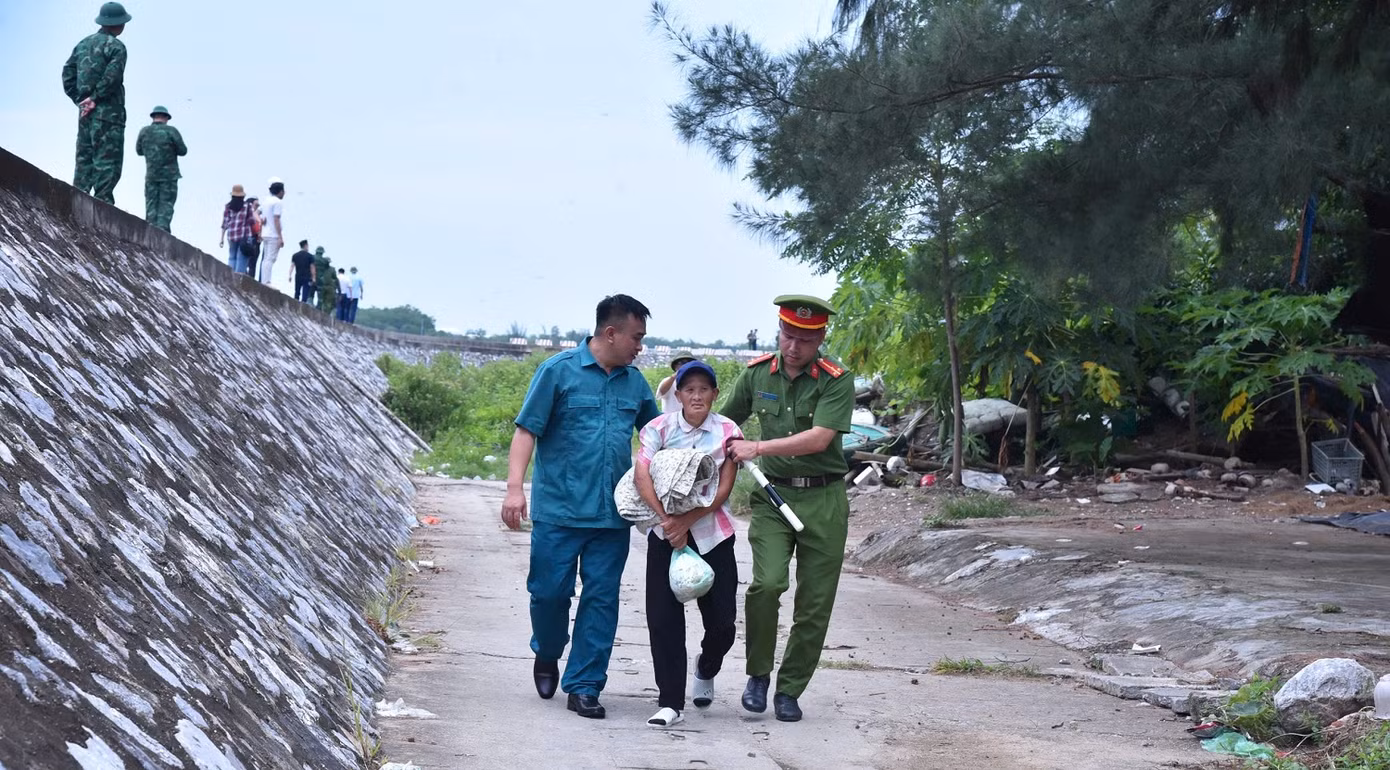 Tại thị trấn Cát Hải (huyện Cát Hải, TP Hải Phòng), các hộ dân ở ven đê chắn sóng, khu vực xung yếu, nơi ở xuống cấp và có nguy cơ bị ảnh hưởng bởi bão đã được lực lượng chức năng sở tại hỗ trợ di dời tới nơi trú bão an toàn.