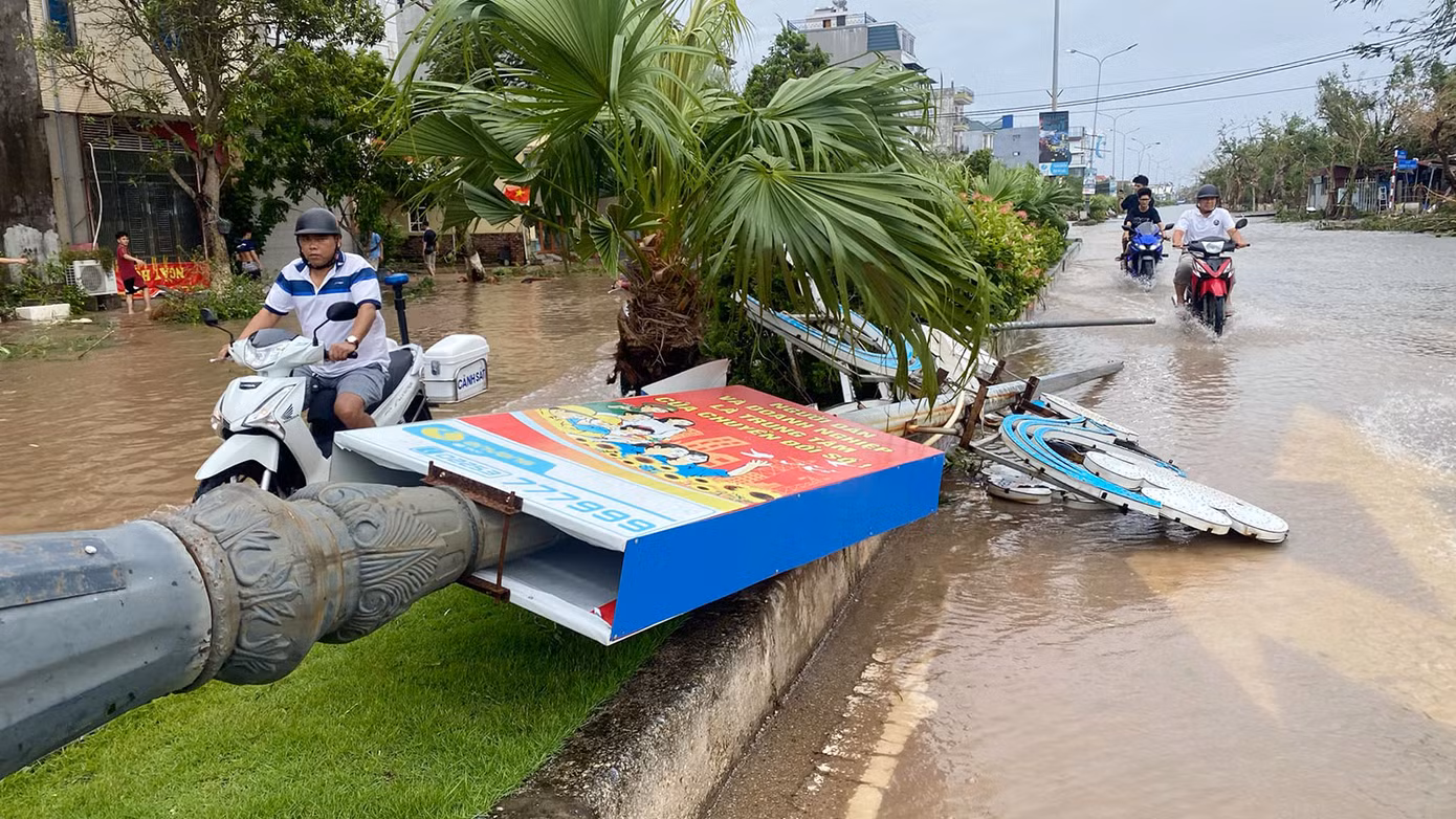 Dọc đường Phạm Văn Đồng từ quận Đồ Sơn đến trung tâm thành phố Hải Phòng (dài gần 20km), cột đèn, cột điện, hệ thống biển báo, hệ thống cây xanh đổ la liệt. Tuyến đường này là một trong những trục đường lớn, rộng, đẹp và dài nhất Hải Phòng tan hoang, đổ nát.