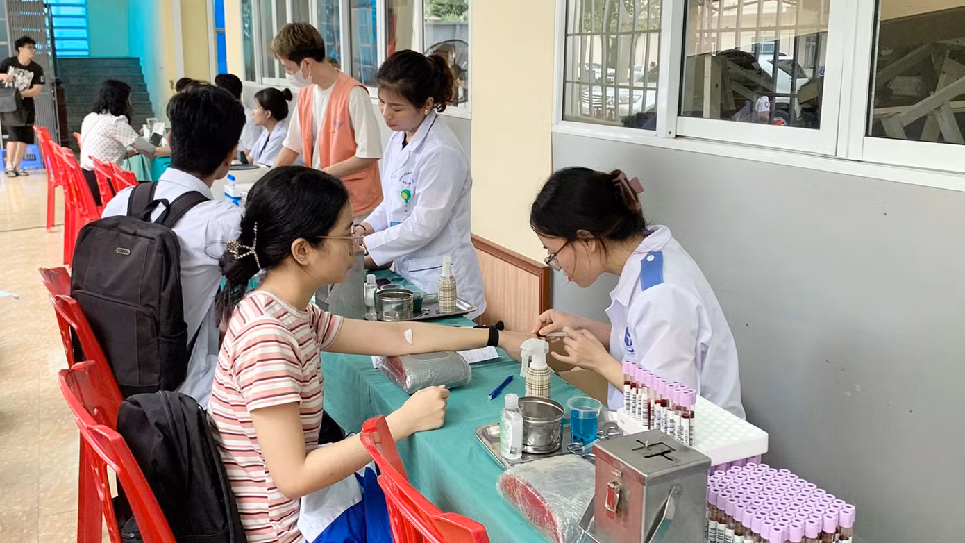 Các bạn trẻ thành phố cảng tới điểm hiến máu cố định đăng ký hiến máu.