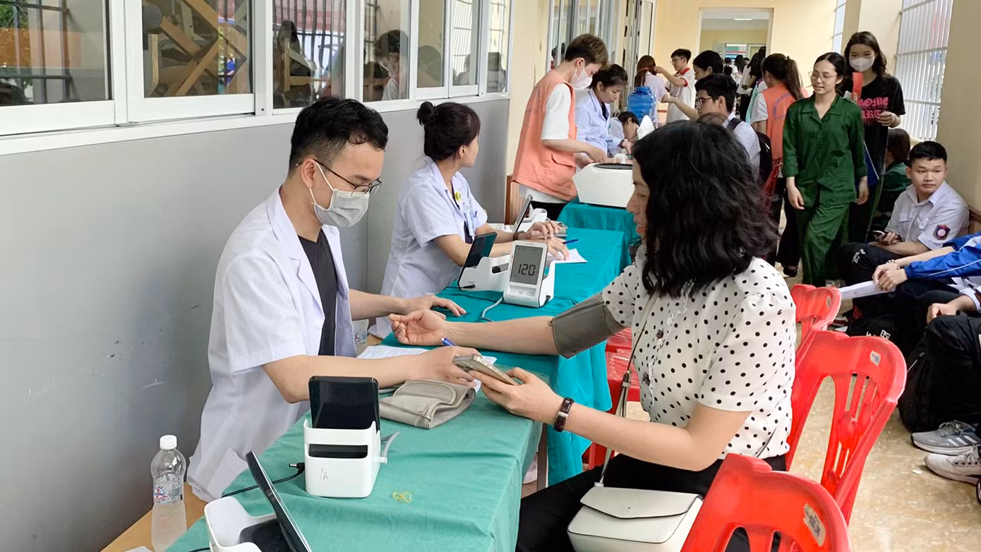 Nhiều giảng viên, cán bộ nhân viên Trường Đại học Hàng hải Việt Nam đăng ký hiến máu.