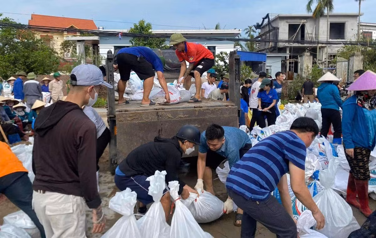 Trước đó, liên tiếp trong nhiều ngày kể từ thời điểm bão số 3 đổ bộ đến những ngày cao điểm mưa lũ, hàng trăm lượt cán bộ, quân đội, công an, đoàn viên thanh niên, người dân trên địa bàn được huy động ngày đêm khẩn cấp đắp đê ngăn lũ tràn vào khu dân cư.