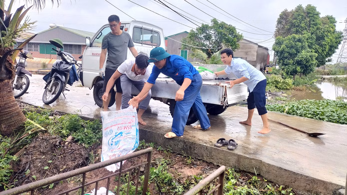Đoàn viên thanh niên tình nguyện tỉnh Hải Dương tham gia công tác khắc phục hậu quả sau bão số 3.