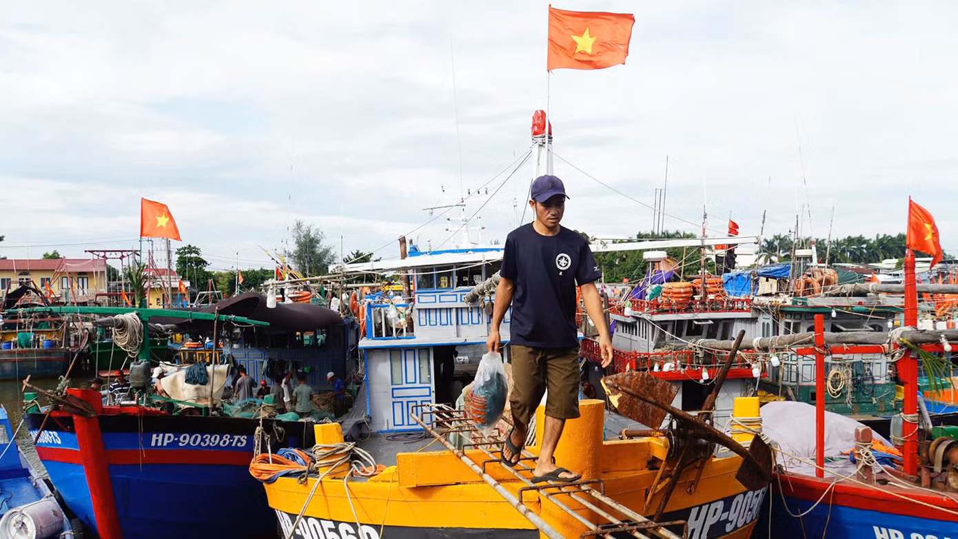 Ghi nhận tại quận Đồ Sơn, thời tiết chiều 6/9 có nắng, ít gió. Lực lượng chức năng đã triển khai đồng bộ các phương án phòng chống siêu bão số 3. Trong đó, vận động, tuyên truyền, hỗ trợ ngư dân di dời người và tài sản về nơi tránh trú an toàn.