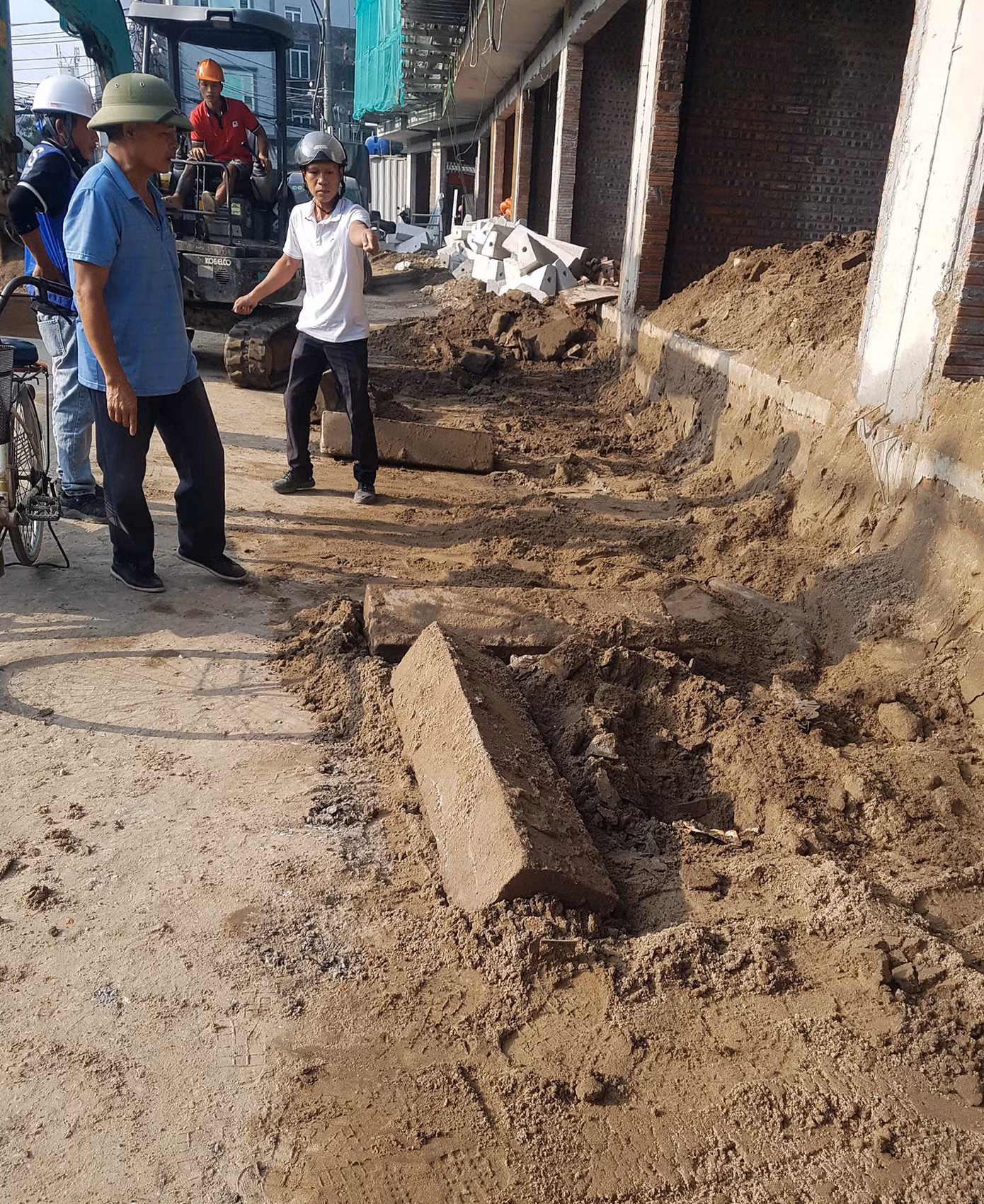 Người dân bức xúc vì vỉa hè cũ có dấu hiệu bị chiếm dụng lòng đường ngõ 440 Chợ Hàng.
