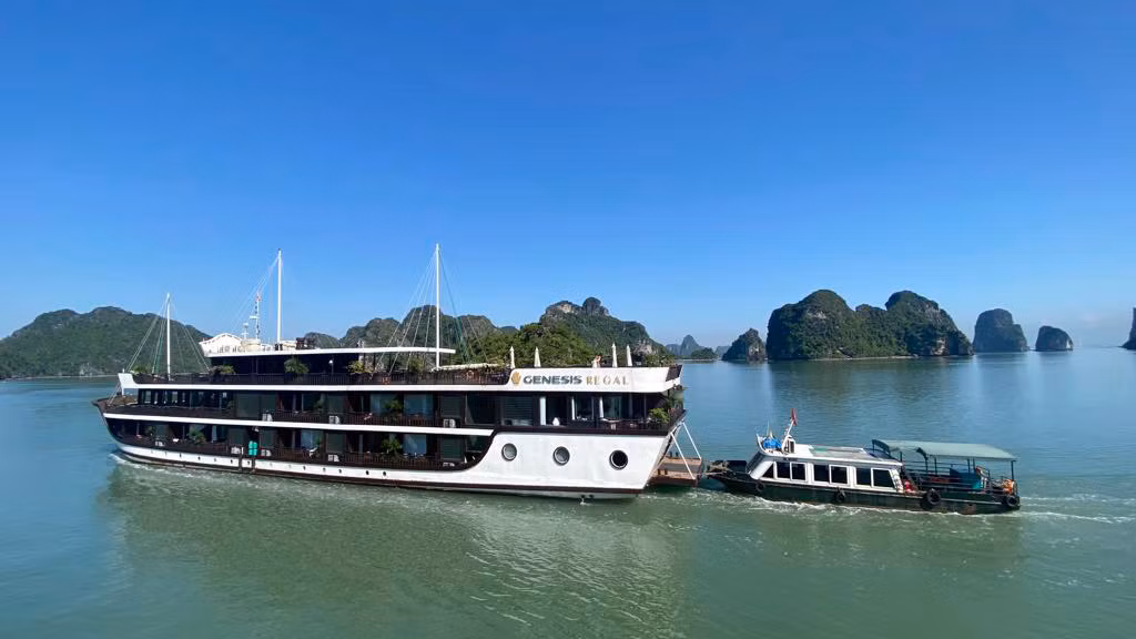 Du thuyền chở khách nước ngoài tham quan, ngủ trên vịnh Lan Hạ, TP Hải Phòng.