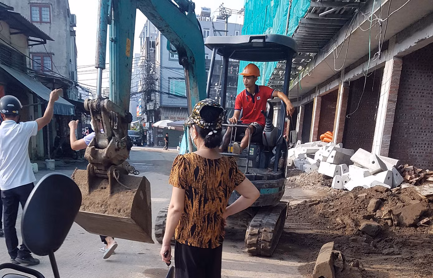 Người dân ngõ 440 Chợ Hàng nhiều lần chặn thi công vì cho rằng chủ đầu tư lấn chiếm đất công ích, thu hẹp lòng đường dân sinh.
