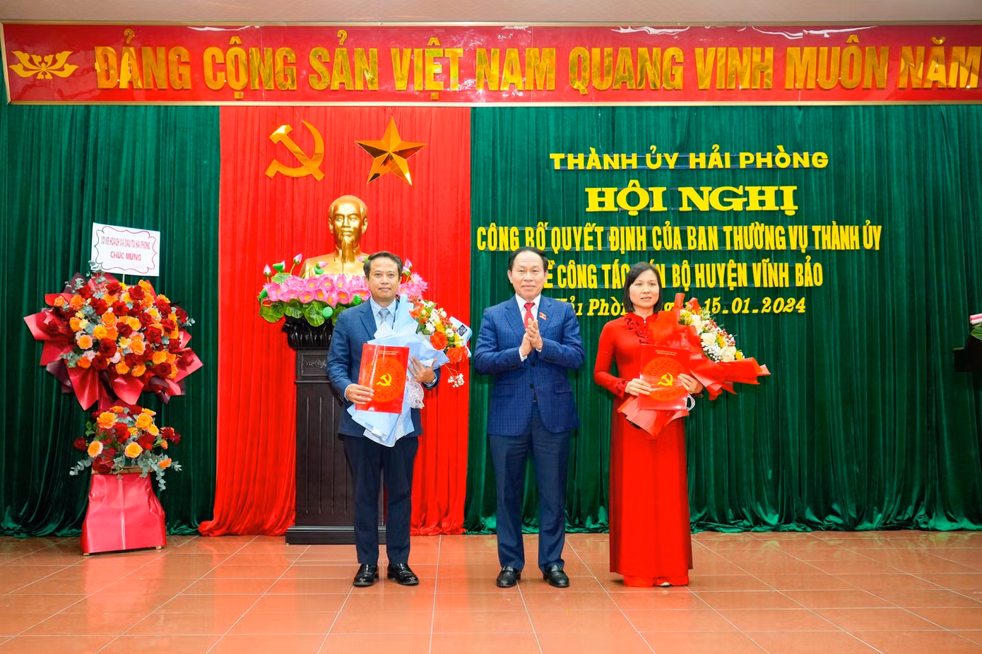 Ông Lê Tiến Châu - Bí thư Thành ủy Hải Phòng công bố, trao quyết định điều động, luân chuyển đối với ông Nguyễn Hoàng Long và bà Nguyễn Tuyên Dương.