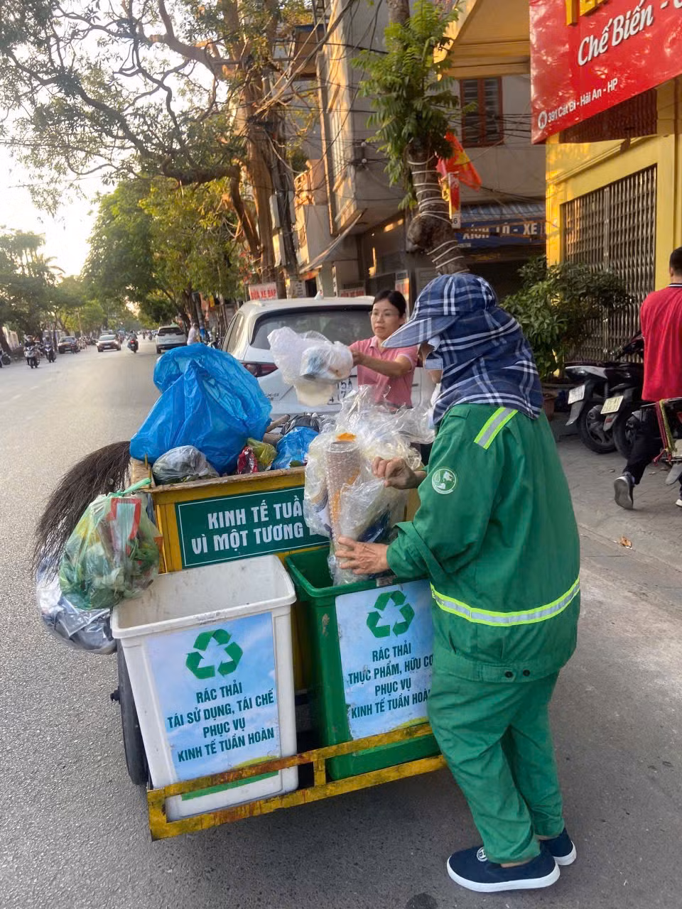 Đơn vị tổ chức thu gom tại Hải Phòng sử dụng xe có 3 ngăn tiếp nhận rác đã được người dân phân loại tại nhà.