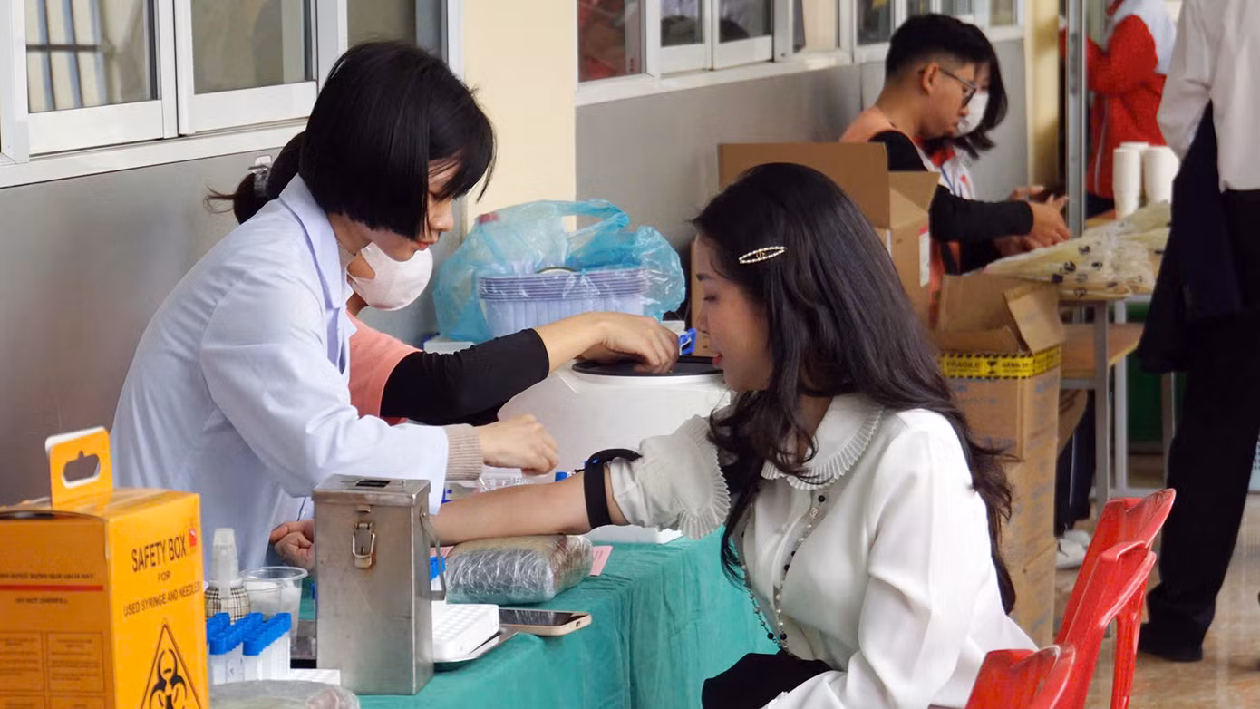 Em Nguyễn Vũ Huyền Nhi - CLB hiến máu nhân đạo Trường Đại học Hàng hải Việt Nam cho biết, hưởng ứng ngày hội Chủ Nhật Đỏ lần thứ XVII năm 2025, nhà trường phát động tất cả sinh viên, giảng viên, cán bộ nhân viên nhà trường và người Hải Phòng tham gia hiến máu tình nguyện.