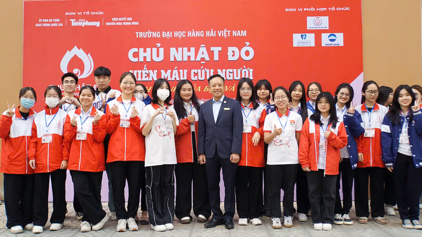 PGS.TS Phạm Xuân Dương - Hiệu trưởng Trường Đại học Hàng hải Việt Nam (giữa ảnh) tới thăm hỏi, động viên cán bộ giảng viên, sinh viên và các bạn trẻ tham gia hiến máu tình nguyện. Hàng chục năm công tác tại trường, PGS.TS Phạm Xuân Dương luôn đi đầu trong công tác vận động, trực tiếp hiến máu hàng chục lần, trở thành niềm cảm hứng trong phong trào hiến máu tình nguyện của các thế hệ sinh viên nhà trường.