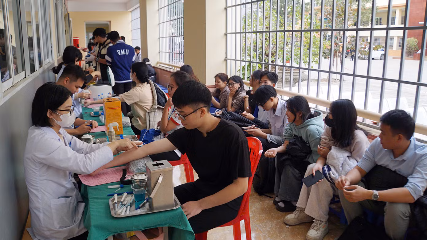 Từ sớm, hàng trăm bạn trẻ đã tới đăng ký, kiểm tra sức khỏe trước khi hiến máu.