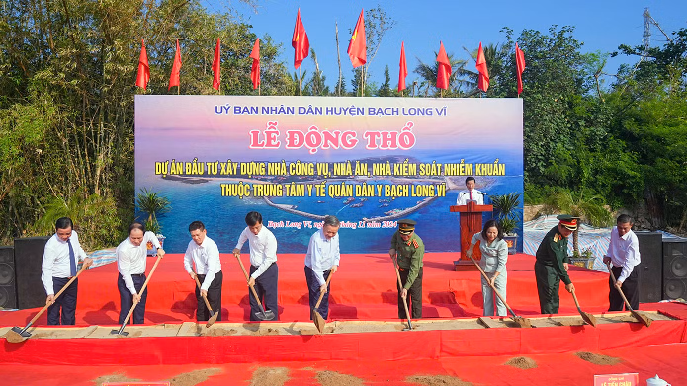 Tổng Bí thư Tô Lâm và các đại biểu thực hiện nghi thức động thổ Dự án xây dựng nhà công vụ, nhà ăn, nhà kiểm soát nhiễm khuẩn thuộc Trung tâm Y tế Quân - Dân - Y huyện Bạch Long Vĩ.