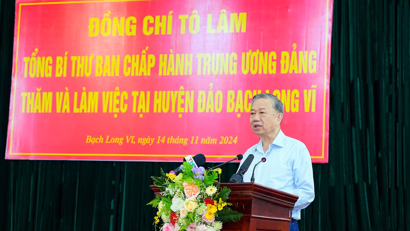 Tại buổi làm việc với lãnh đạo chủ chốt huyện Bạch Long Vĩ, Tổng Bí thư Tô Lâm bày tỏ xúc động, ấn tượng với tình cảm nồng ấm mà Đảng bộ, chính quyền, chiến sỹ và nhân dân huyện đảo dành cho đoàn công tác. Tổng Bí thư nhấn mạnh, từ tiềm năng, vị thế, lợi thế vốn có, thành phố và huyện Bạch Long Vĩ cần suy nghĩ về kế hoạch và cách làm cụ thể để huyện đảo trở thành trung tâm dịch vụ hậu cần nghề cá, phát triển nuôi trồng thủy hải sản và thu hút khách du lịch, như tinh thần Nghị quyết của Bộ Chính trị.