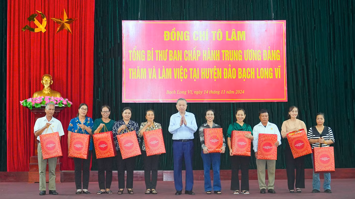 Nhân dịp này, Tổng Bí thư Tô Lâm đã tặng quà cán bộ, chiến sĩ và nhân dân huyện đảo Bạch Long Vĩ.