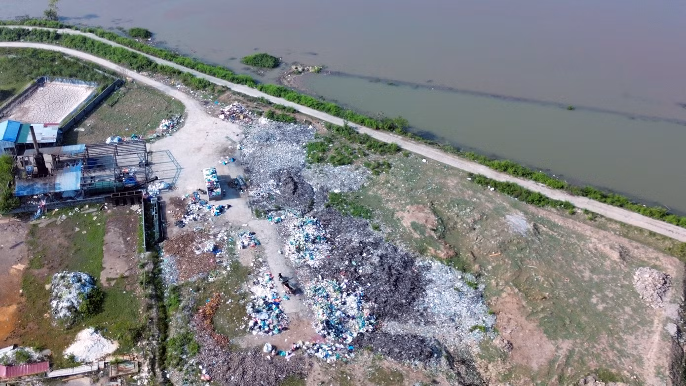 Bãi rác ven sông thuộc xã Quốc Tuấn (An Lão, Hải Phòng) cũng có dấu hiệu bị đốt, cháy đen.