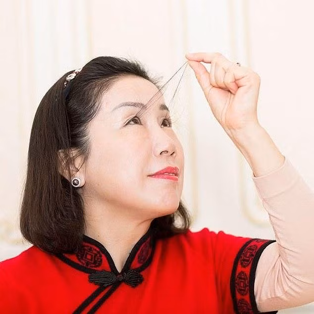 Lông mi của bà Jianxia liên tục dài ra kể từ năm 2015. Ảnh: Daily Mail