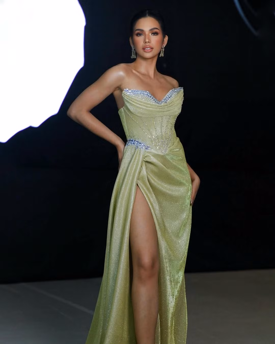 Christine Juliane Opiaz là gương mặt nổi tiếng với giới sắc đẹp Philippines. Người đẹp từng ghi danh tại cuộc thi Binibining Pilipinas 2022, sau đó tham dự Hoa hậu Hoàn vũ Philippines 2023 và giành ngôi Á hậu 1 khiến nhiều người tiếc nuối.