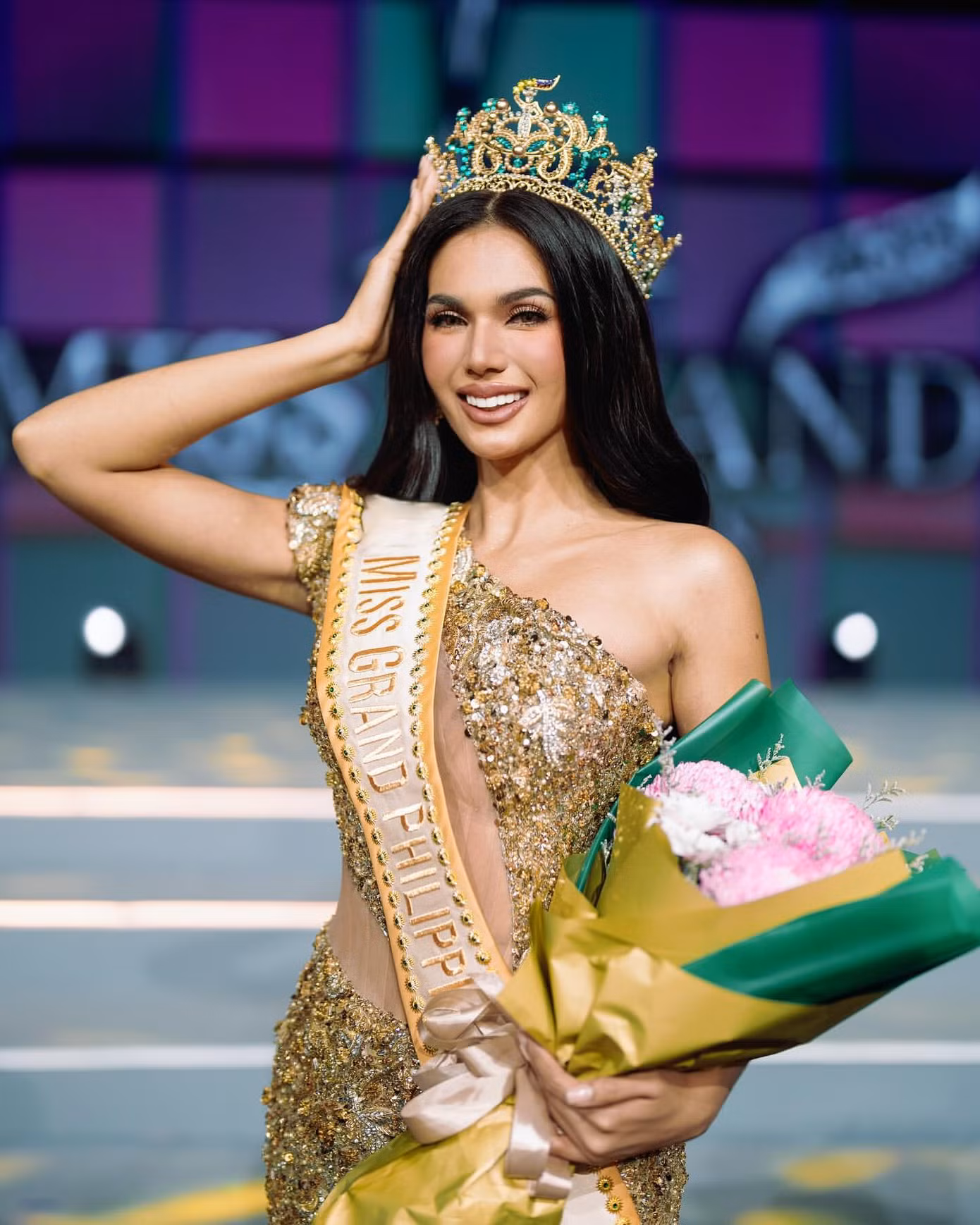 Sau khi tước vương miện Hoa hậu Hòa bình Quốc tế 2024 của người đẹp Ấn Độ Rachel Gupta, ông Nawat tuyên bố trên livestream sẽ đôn á hậu 1 người Philippines - Christine Juliane Opiaz - lên thay thế.
