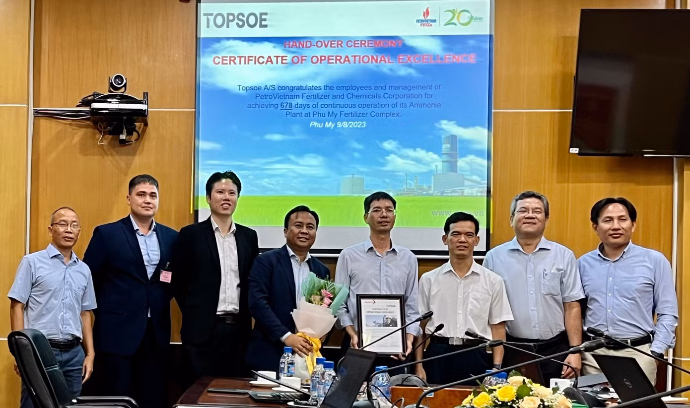 Ông Amrul Atiqi Sansudin – Giám đốc Haldor Topsoe châu Á, trao Chứng nhận Vận hành xuất sắc cho đại diện Nhà máy Đạm Phú Mỹ