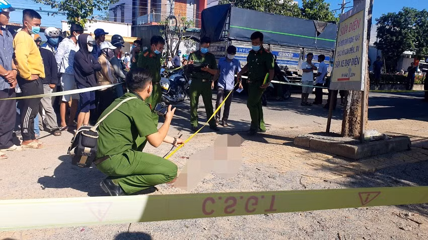 Các lực lượng Công an tỉnh Ninh Thuận khám nghiệm hiện trường vụ việc. Ảnh: H.H