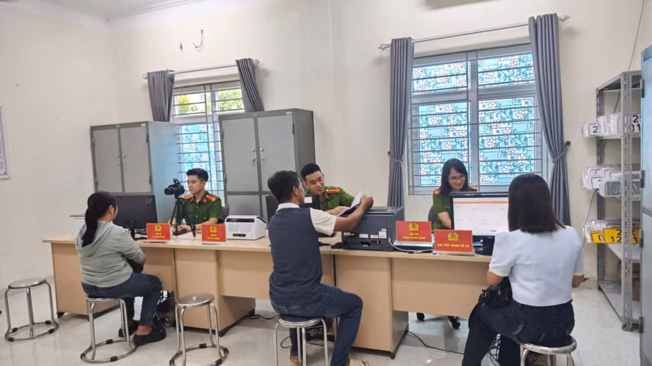 Người dân đến Công an xã Thường Tín làm thủ tục đăng ký xe, cấp Căn cước.