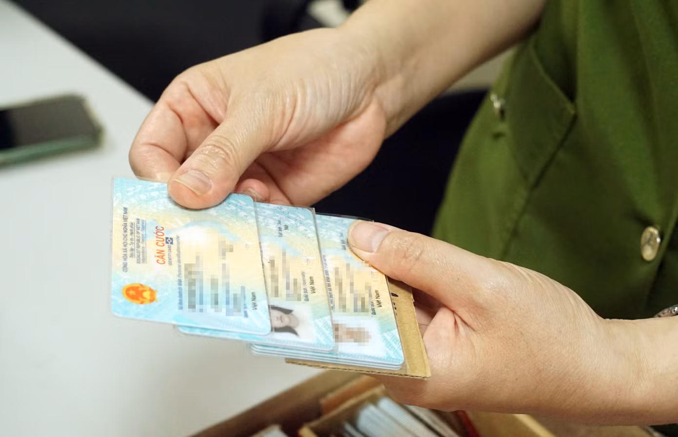 Người dân có thể đến trụ sở Công an nhận thẻ Căn cước sau khi hoàn thành các thủ tục.